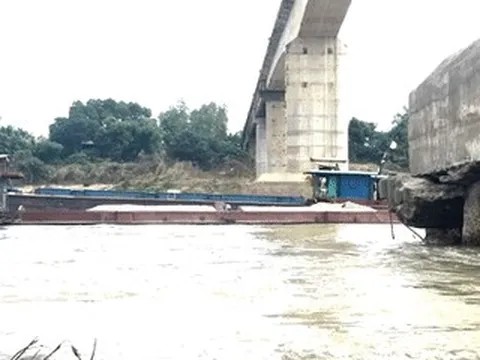 Trụ cầu ở Phú Thọ lộ cảnh 'rợn người', cuộc sống của nghìn dân bị xáo trộn