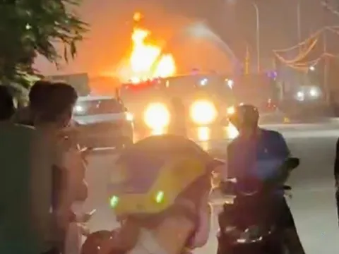 Va chạm với thanh giới hạn chiều cao, xe bồn chở khí hóa lỏng LPG cháy dữ dội