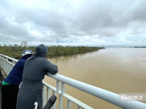 Cặp vợ chồng giành giật sự sống cho hơn 50 người "chán sống" ở cầu Bến Thuỷ