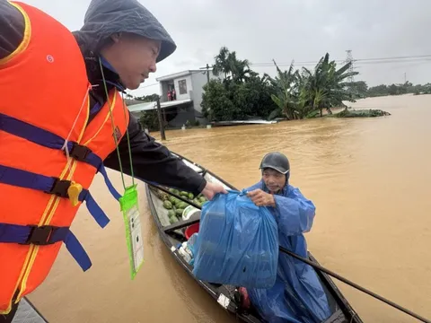Theo ca nô vào 'rốn lũ' tiếp tế, giúp dân: Đây là lúc dân cần mình nhất!