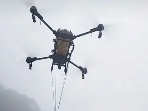 Dùng máy bay không người lái đưa nhu yếu phẩm lên đèo Lò Xo tiếp tế cho tài xế bị kẹt