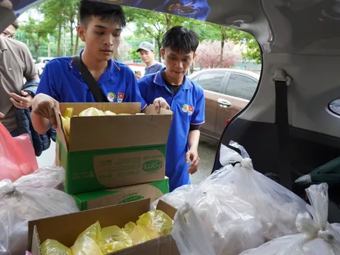 Sinh viên Đà Nẵng nấu hàng trăm suất ăn gửi bệnh nhân và người dân vùng lũ