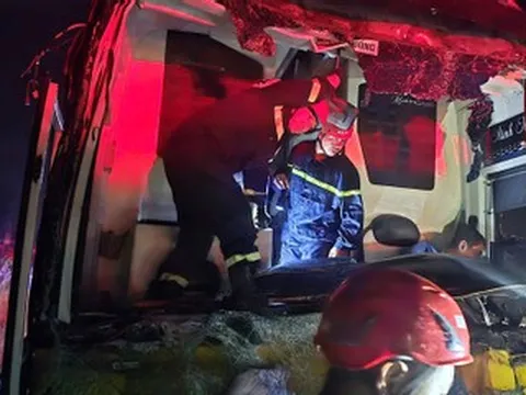 Xe khách đâm vào đuôi xe tải trên cao tốc, tài xế mắc kẹt trong cabin