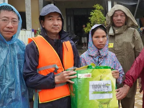 Hàng trăm suất quà cứu trợ của báo Tuổi Trẻ băng nước lũ đến với bà con vùng ngập sâu