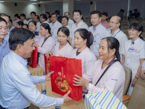 Thường trực Ban Bí thư Trần Cẩm Tú thăm, động viên người dân vùng lũ TP Huế