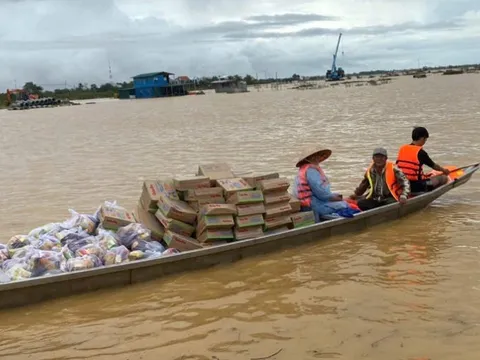 Bà con Quảng Trị xa quê gửi quà cứu trợ vùng lũ Huế, cơ quan ở Đà Nẵng mở cửa cho dân sạc pin