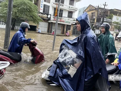 Nước lũ dâng cao ở Huế, người dân vật lộn đẩy xe hàng cây số để thoát ngập