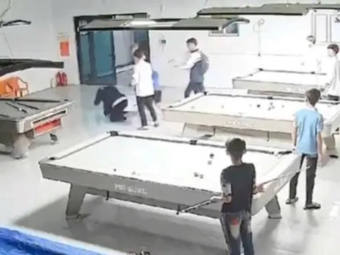 VIDEO: Nam sinh bị nhóm bạn dùng gậy bida đánh tới tấp phải nhập viện cấp cứu