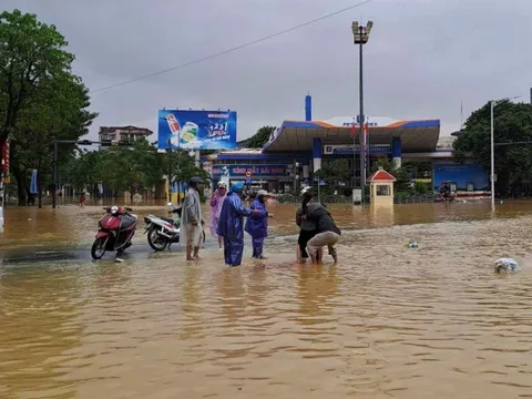 Sản phụ vỡ ối giữa dòng nước lũ ở Huế