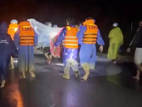 Xuyên đêm vượt 20km khiêng 3 người bị thương do sạt lở đất đi cấp cứu