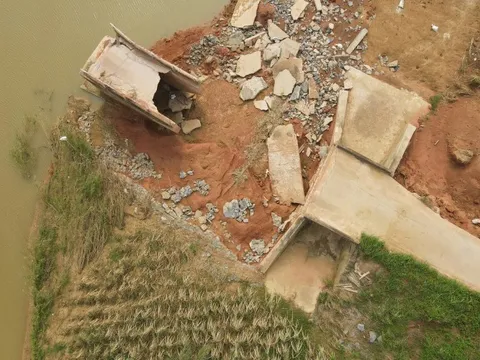 Thanh Hóa: Cầu tan tành sau bão, học sinh phải đi vòng 8km đến trường