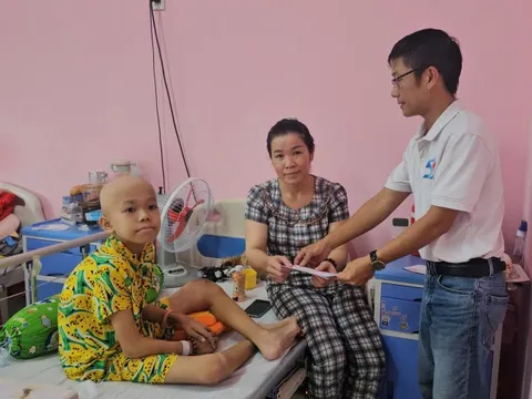 Báo Người Lao Động trao 20 suất quà cho bệnh nhân nghèo ở vùng lũ dữ TP Huế