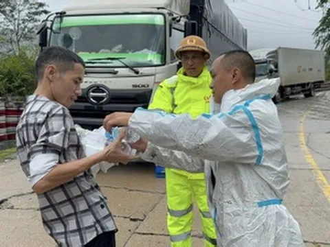 5 ngày mắc kẹt giữa cung đèo sạt lở: 'Đêm nghe tiếng đá rơi, tim tôi muốn rớt ra ngoài'