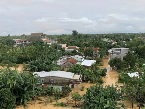 Nắng lên, hàng chục ngàn nhà dân ở Đà Nẵng vẫn ngập sâu trong lũ lịch sử