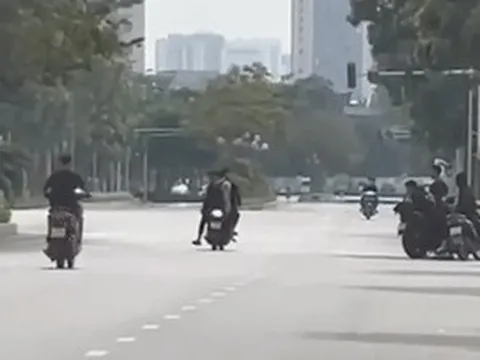 Phụ huynh bị phạt vì để con 'bốc đầu' xe máy trên đường ở Hà Nội