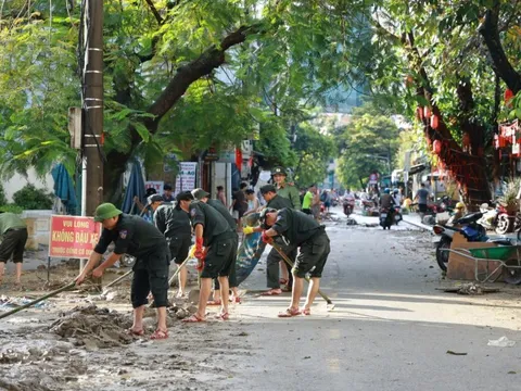 Xúc động hình ảnh chiến sĩ Công an Quảng Trị làm nhiệm vụ đặc biệt tại Huế