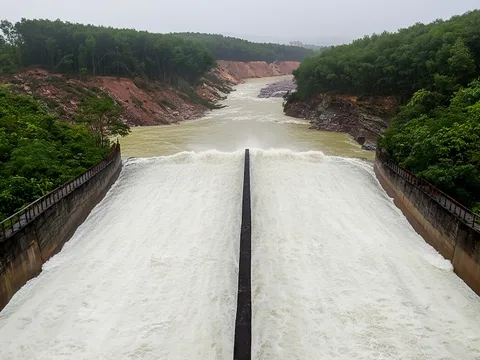 Hồ Kẻ Gỗ tăng lưu lượng xả tràn ứng phó mưa lớn
