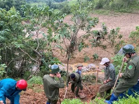 Hơn 100 người mở đường mòn, gùi lương thực cho 1.700 người bị cô lập do sạt lở