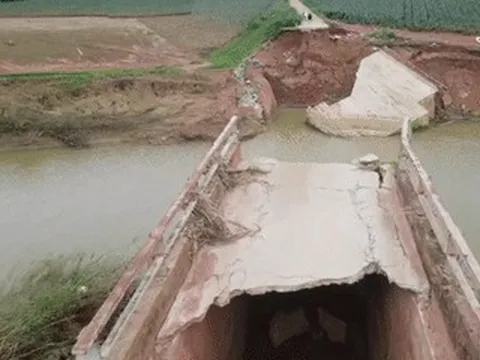 Lũ cuốn trôi cầu, hàng trăm người dân phải đi đường vòng 7km để qua lại