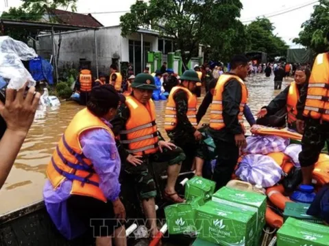 Chung tay hỗ trợ miền Trung khắc phục hậu quả thiên tai, lũ lụt