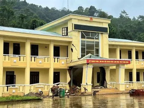 Trụ sở UBND xã nứt gãy, dọa sập sau lũ ở Đà Nẵng