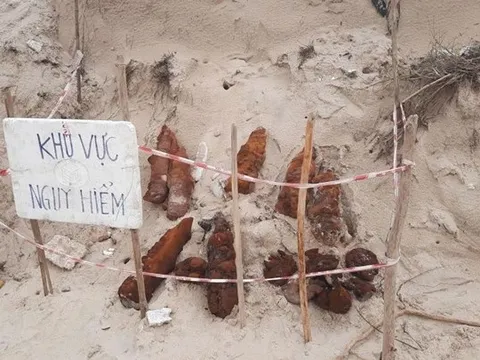 Nhiều vật liệu nổ được phát hiện ở bờ biển Quảng Trị sau mưa lũ
