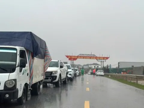 Người dân hối hả đưa hàng trăm ô tô đi 'chạy lụt'