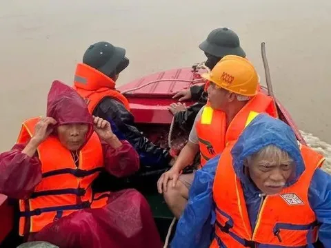 Chủ tịch Đà Nẵng ký chi 210 tỉ hỗ trợ khẩn cho 72 xã phường khắc phục mưa lũ