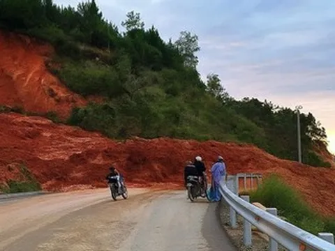 Đèo Đại Ninh tiếp tục sạt lở nặng, quốc lộ nối Phan Thiết - Đà Lạt ách tắc