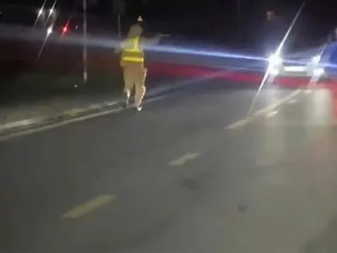 Xử lý tài xế "trốn" kiểm tra nồng độ cồn, lái xe lùi xuống ruộng