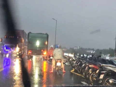 Dân Đà Nẵng đập cửa, gọi nhau đưa ô tô đi tránh lụt lúc rạng sáng