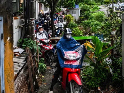 Cấm 1 chiều cầu Long Biên, người Hà Nội chật vật tìm cách sang sông
