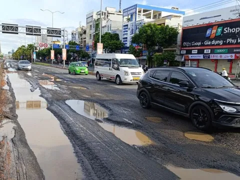 Đường huyết mạch ở trung tâm Đà Nẵng ngỡ như ‘ruộng cày’