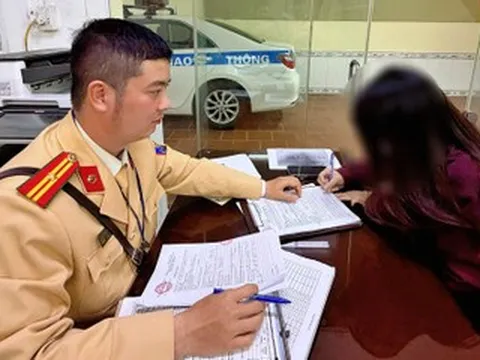 Nữ tài xế lái ô tô đi ngược chiều đường ở Hà Nội bị xử phạt 19 triệu đồng