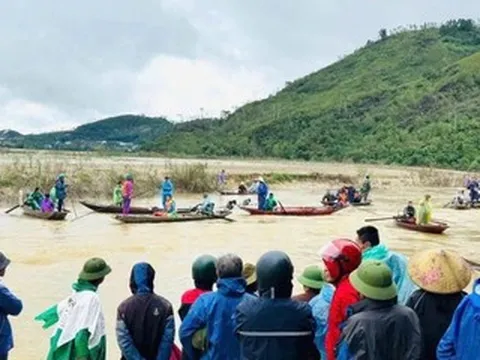 Thuyền chở đôi vợ chồng bị lật, một người vẫn mất tích