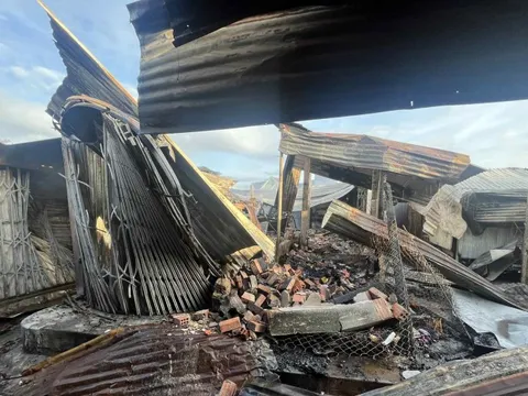 Hiện trường đổ nát ở chợ Bình Dương sau vụ cháy bất ngờ trong đêm