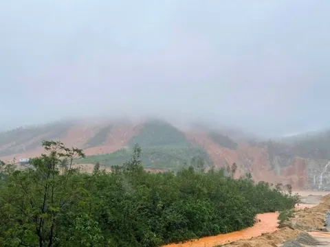 Hà Tĩnh: Sạt lở núi làm sập nhà dân; hàng ngàn nhà ngập sâu, một người bị lũ cuốn