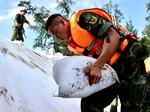 Bộ đội giúp dân chèn, chống nhà cửa, ứng phó bão số 13 Kalmaegi