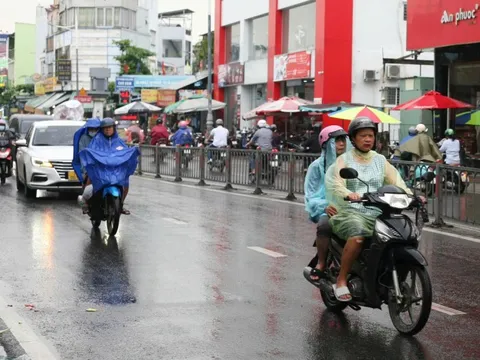 TP HCM: Mưa dai dẳng, cảnh báo thời tiết biển