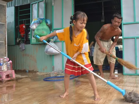 Người dân Tuy Phong gượng dậy sau trận ‘bom nước’ càn quét