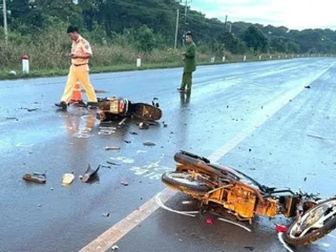 Hai xe máy tông nhau vỡ nát, 4 thanh thiếu niên thương vong