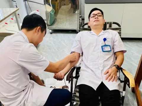 Nhân viên y tế hiến máu cứu thai phụ vỡ thai ngoài tử cung nguy kịch giữa đỉnh lũ