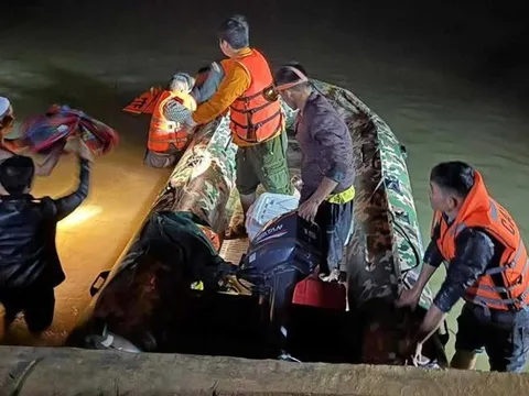 Đi thả lưới bị lật thuyền, một người chết