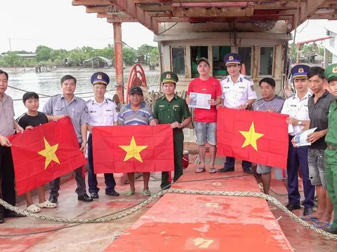 Tặng cờ Tổ quốc và tuyên truyền phòng, chống IUU tại Cà Mau