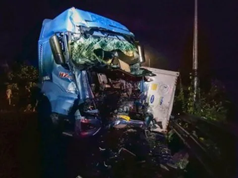 Xe container chao đảo tông vào ô tô tải, người dân phá cabin cứu tài xế bị mắc kẹt
