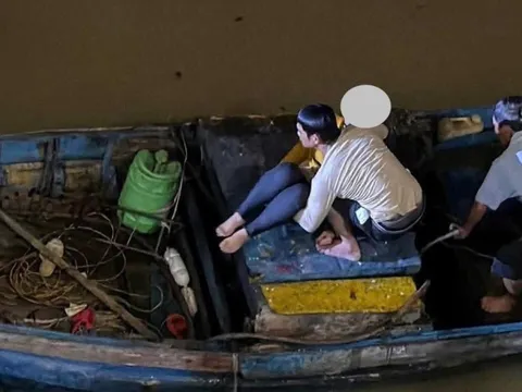 Người hùng vô danh lao mình xuống dòng nước xiết cứu 1 phụ nữ nhảy cầu