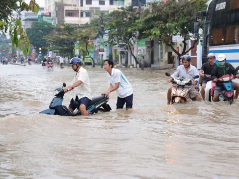 Triều cường ở Cần Thơ cao kỷ lục, nhiều tuyến đường cao ráo vẫn bị ngập