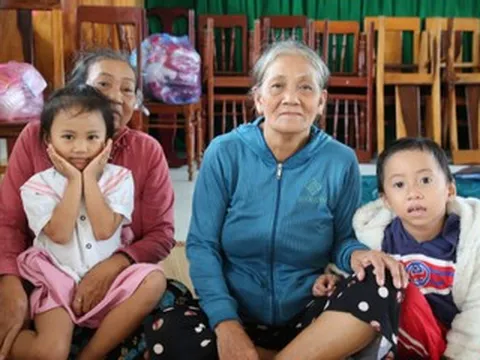 Người dân chạy bão số 13 Kalmaegi: Mong qua đêm nay, nhà cửa còn...