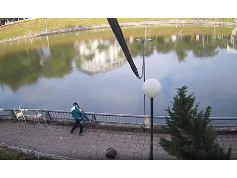 Nam sinh lớp 8 hành hung bạn rồi hất xuống hồ nước