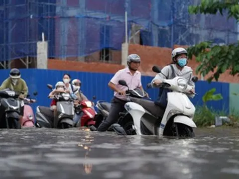 Triều cường chưa đạt đỉnh, nhiều nơi ở TPHCM đã mênh mông nước